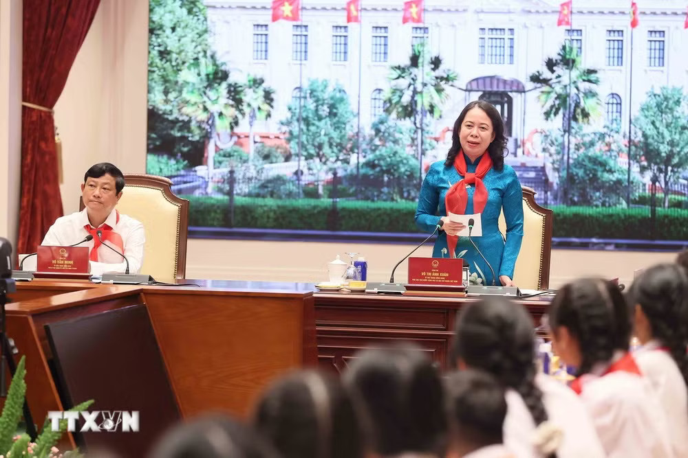 Phó Chủ tịch nước Võ Thị Ánh Xuân phát biểu tại buổi gặp mặt. (Ảnh: An Đăng/TTXVN) ttxvn-pho-chu-tich-nuoc-gap-mat-thieu-nhi-tham-gia-hanh-trinh-em-yeu-to-quoc-viet-nam2.jpg