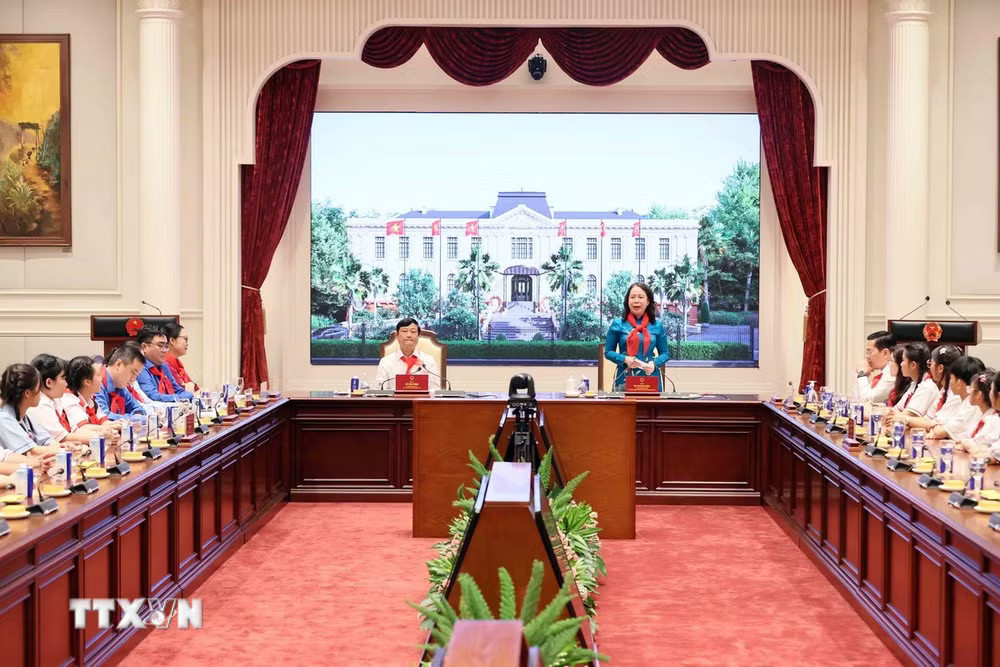 Phó Chủ tịch nước Võ Thị Ánh Xuân phát biểu tại buổi gặp mặt. (Ảnh: An Đăng/TTXVN) ttxvn-pho-chu-tich-nuoc-gap-mat-thieu-nhi-tham-gia-hanh-trinh-em-yeu-to-quoc-viet-nam4.jpg