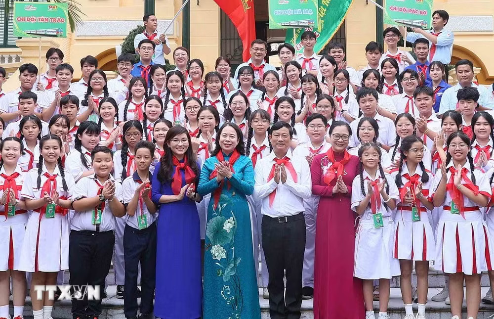 Phó Chủ tịch nước Võ Thị Ánh Xuân và đại biểu cùng các thiếu nhi tham gia Hành trình ttxvn-pho-chu-tich-nuoc-gap-mat-thieu-nhi-tham-gia-hanh-trinh-em-yeu-to-quoc-viet-nam5.jpg