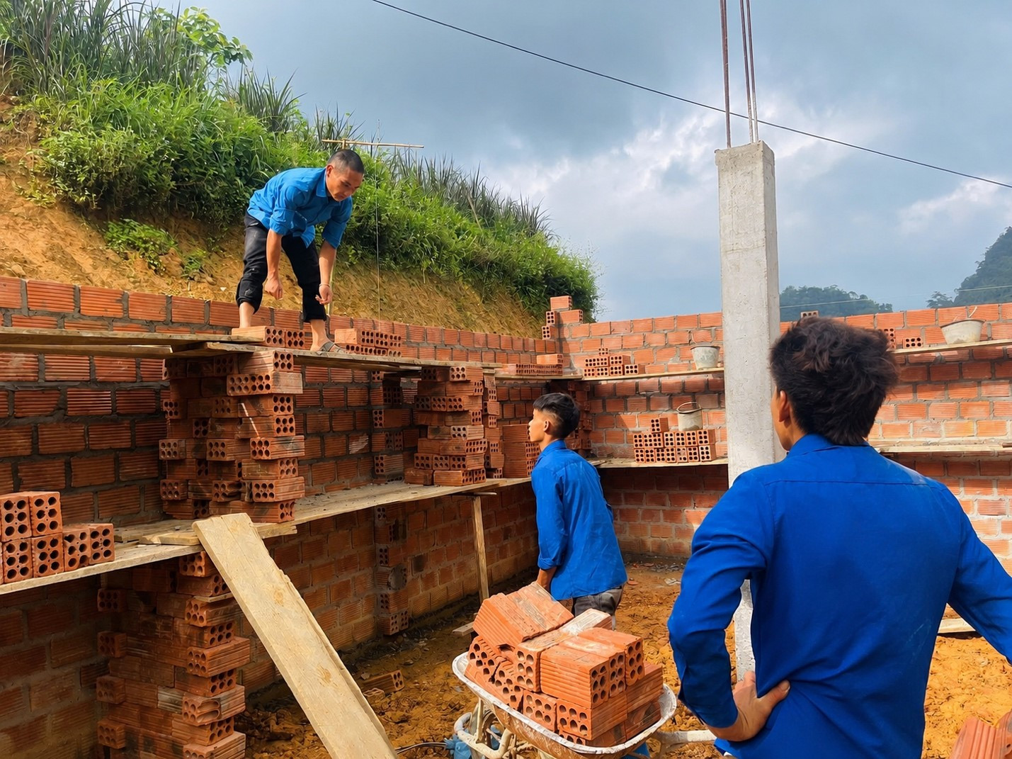 Đoàn thanh niên xã Quản Bạ, huy động đoàn viên thanh niên hỗ trợ các hộ gia đình xây dựng nhà ở.