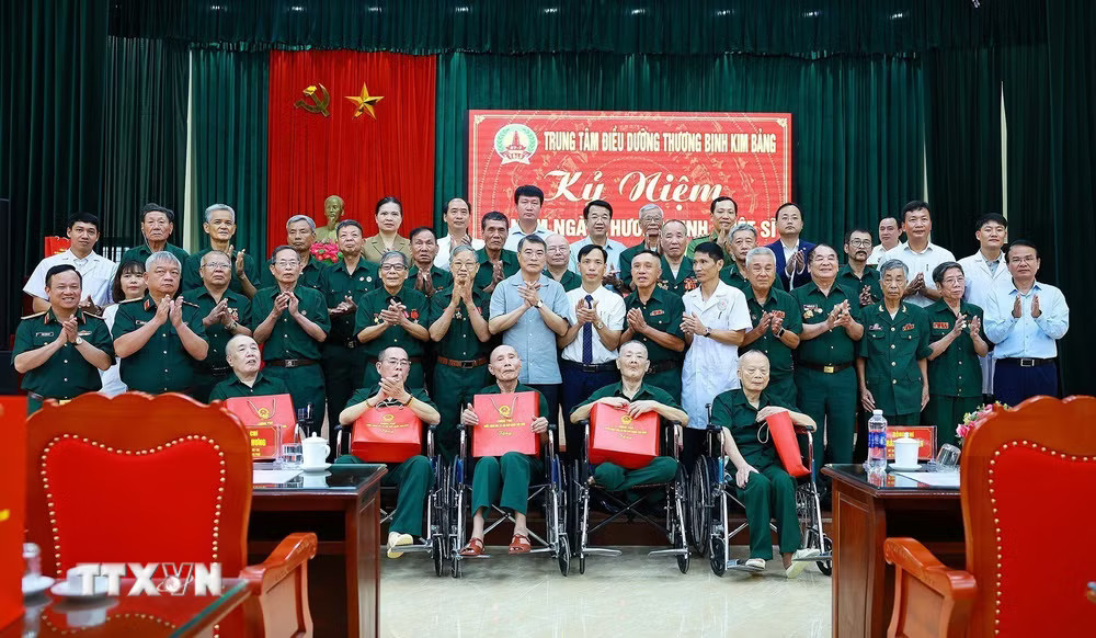 Thủ tướng Lê Minh Hưng với các thương binh, bệnh binh và cán bộ, nhân viên Trung tâm Điều dưỡng thương binh Kim Bảng, tỉnh Ninh Bình. (Ảnh: Dương Giang/TTXVN) ttxvn-thu-tuong-tham-trung-tam-dieu-duong-thuong-binh-kim-bang-2.jpg