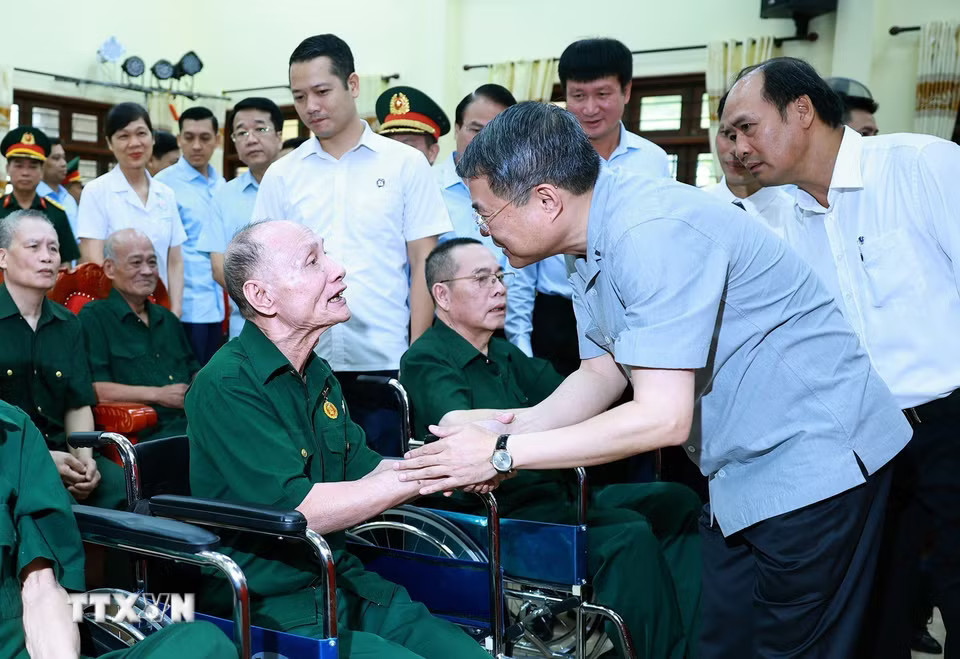 f0ccebb5c7a6bcbddb6273690902685bc1f480da5f33a6301c4-_ttxvn-thu-tuong-tham-trung-tam-dieu-duong-thuong-binh-kim-bang-5.jpg.avif