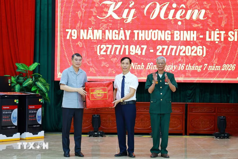 Thủ tướng Lê Minh Hưng tặng quà cho đại diện các thương binh, bệnh binh và Trung tâm Điều dưỡng thương binh Kim Bảng, tỉnh Ninh Bình. (Ảnh: Dương Giang/TTXVN)