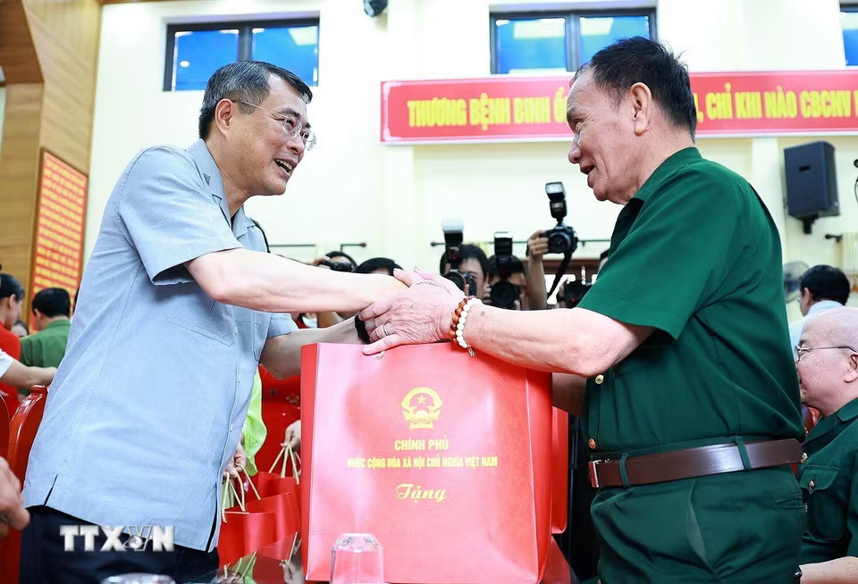 f0ccebb5c7a6bcbddb6d870d6e011028e4f72a8691cb451448f-_ttxvn-thu-tuong-tham-trung-tam-dieu-duong-thuong-binh-kim-bang-6.jpg.avif