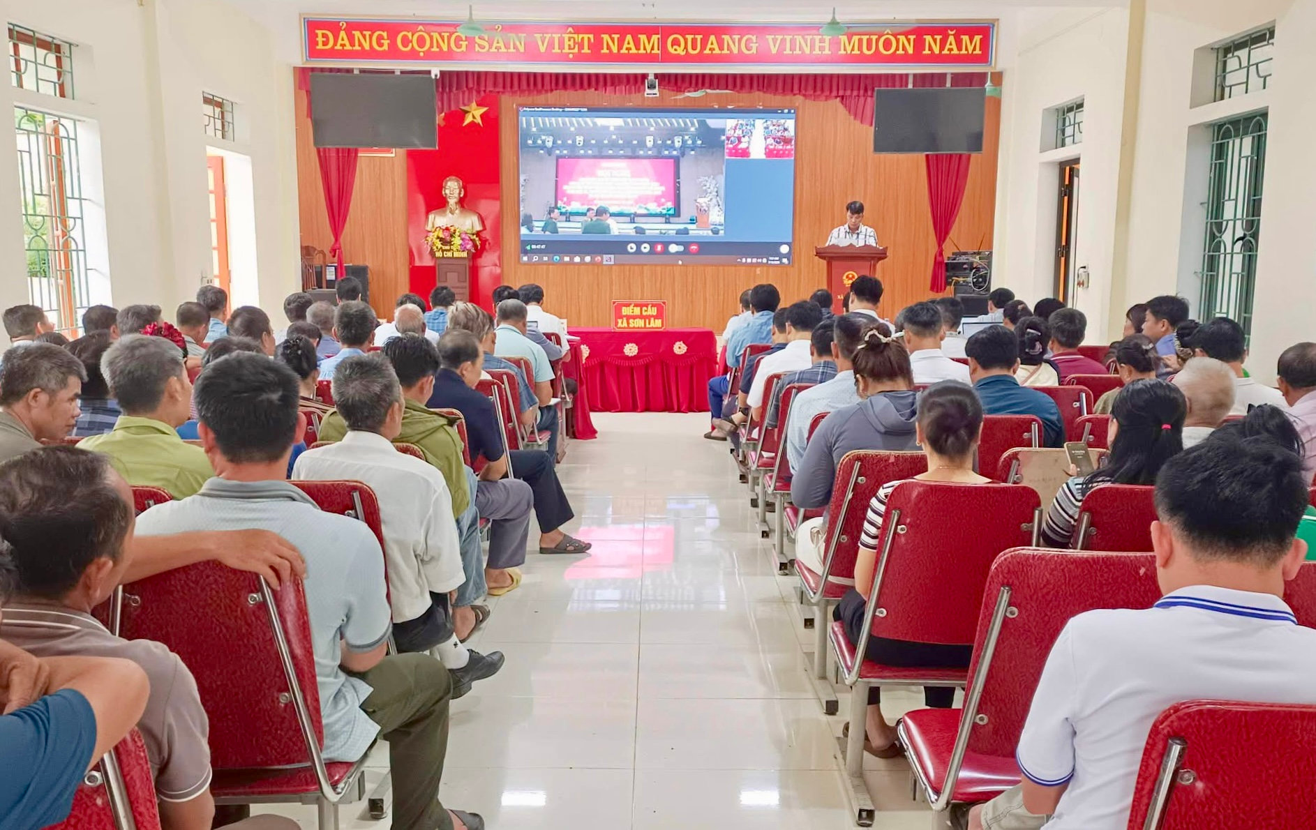 Các đại biểu dự Hội nghị tại điểm cầu xã Sơn Lâm.