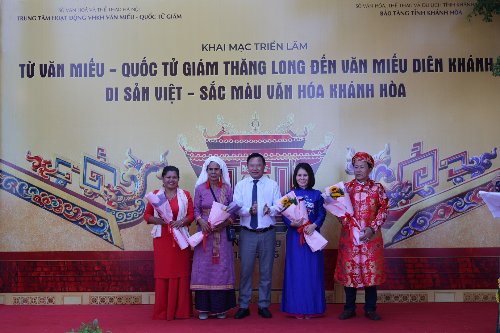 Đại biểu tại triển lãm. Ảnh: Văn Miếu