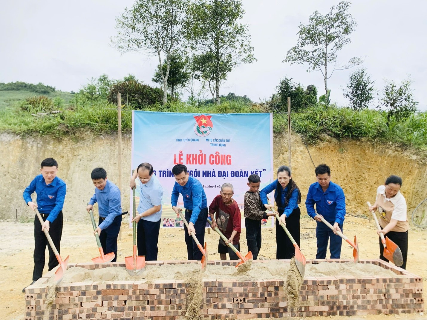 Lãnh đạo Ủy ban MTTQ VN tỉnh Tuyên Quang trao kinh phí hỗ trợ và khởi công xây dựng nhà ở cho hộ có hoàn cảnh đặc biệt khó khăn tại xã Tùng Vài.