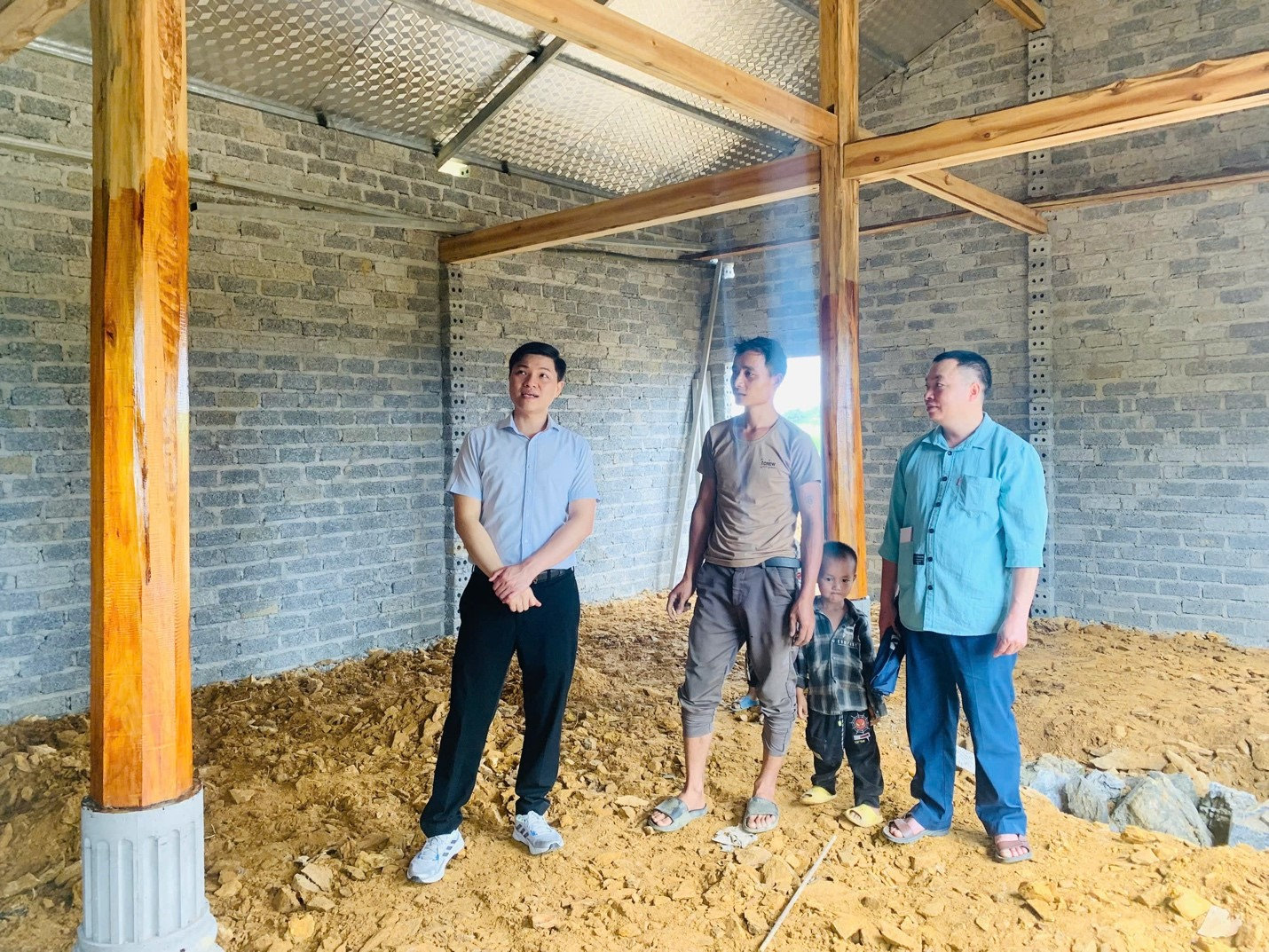 Lãnh đạo xã Quản Bạ kiểm tra tiến độ, động viên các hộ gia đình xây dựng nhà ở đảm bảo kiên cố, sớm hoàn thành đưa vào sử dụng.