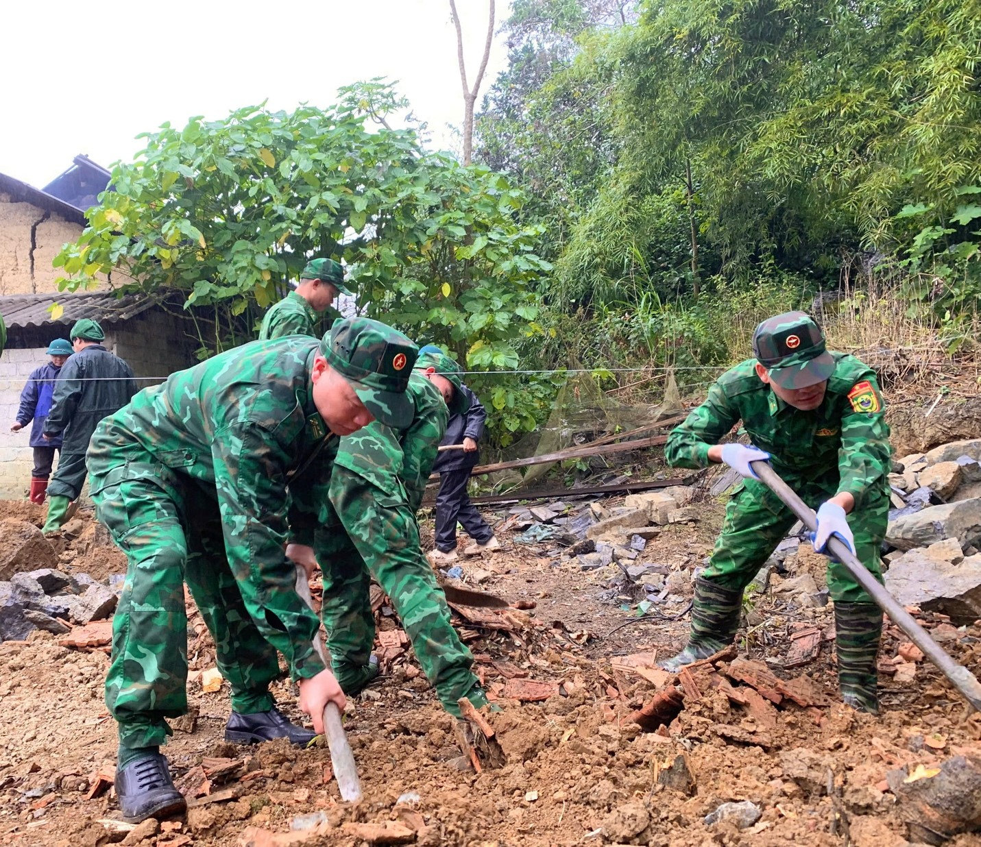 Lực lượng Bộ đội Biên phòng tỉnh Tuyên Quang hỗ trợ ngày công lao động xóa nhà tạm, nhà dột nát ở xã biên giới Nghĩa Thuận.