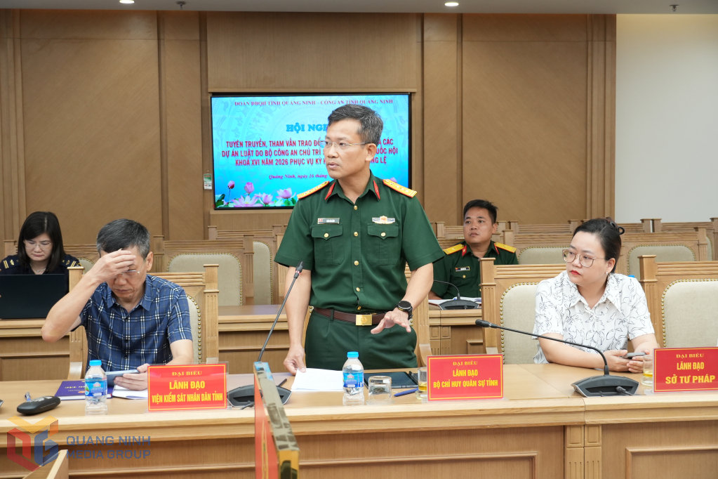 Lãnh đạo Bộ Chỉ huy Quân sự tỉnh tham gia ý kiến tại hội nghị.