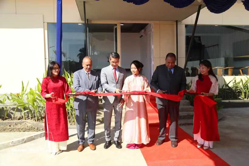 Officials cut the ribbon to inaugurate the working premises of the Vietnamese Embassy in Timor-Leste in the capital city of Dili on July 15. (Photo published by VNA)