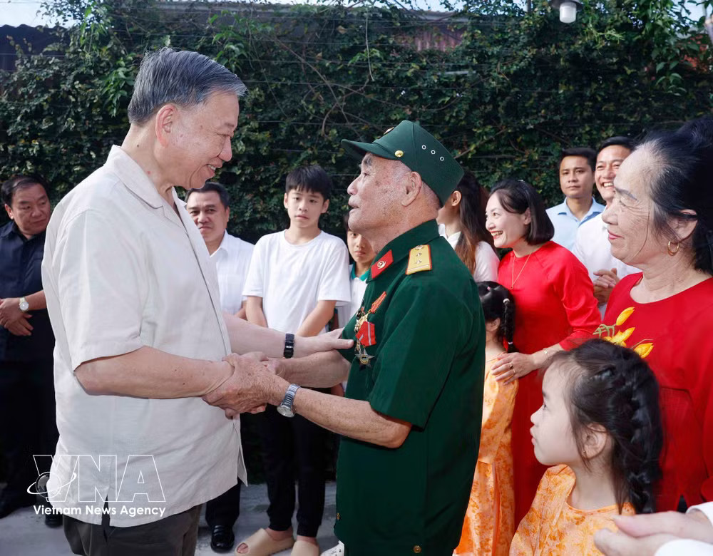 Party General Secretary and President To Lam visits the family of Tran Xuan Han, a revolutionary activist who was captured and imprisoned by the enemy, in Residential Zone 19/8 of Thao Nguyen ward, Son La province, on July 15, 2026. (Photo: VNA) vnanet-son-la3.jpg