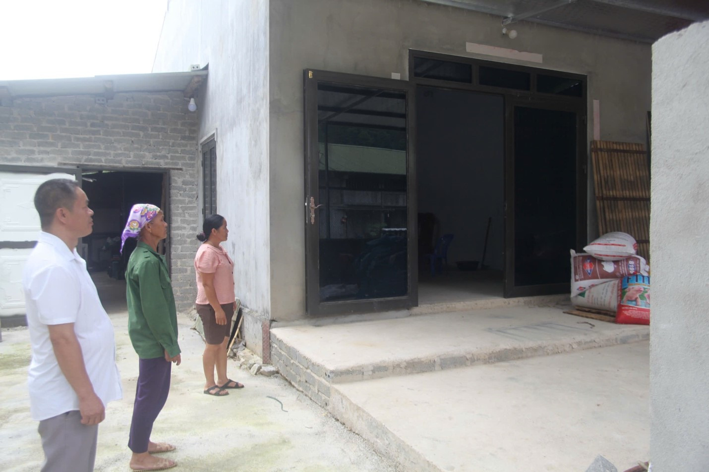 Những mái nhà mới được dựng lên từ sự chung sức của cả cộng đồng đã trở thành biểu tượng của tinh thần đại đoàn kết nơi vùng cao Tuyên Quang.