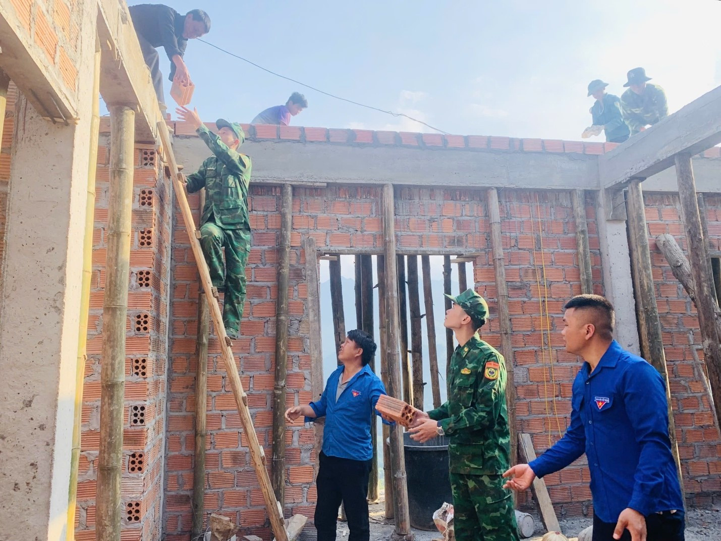Những viên gạch được cán bộ, chiến sĩ Bộ đội Biên phòng và đoàn viên thanh niên chuyền tay lên giàn giáo, góp phần dựng nên những ngôi nhà kiên cố cho người dân vùng cao.