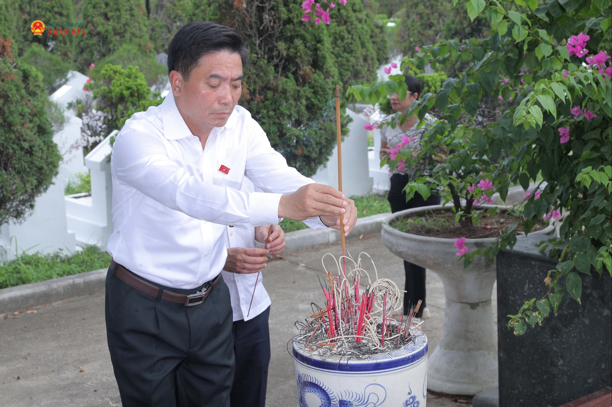 Phó Chủ tịch Quốc hội, Thượng tướng Nguyễn Doãn Anh dâng hương tại Nghĩa trang liệt sỹ Hàm Rồng 4