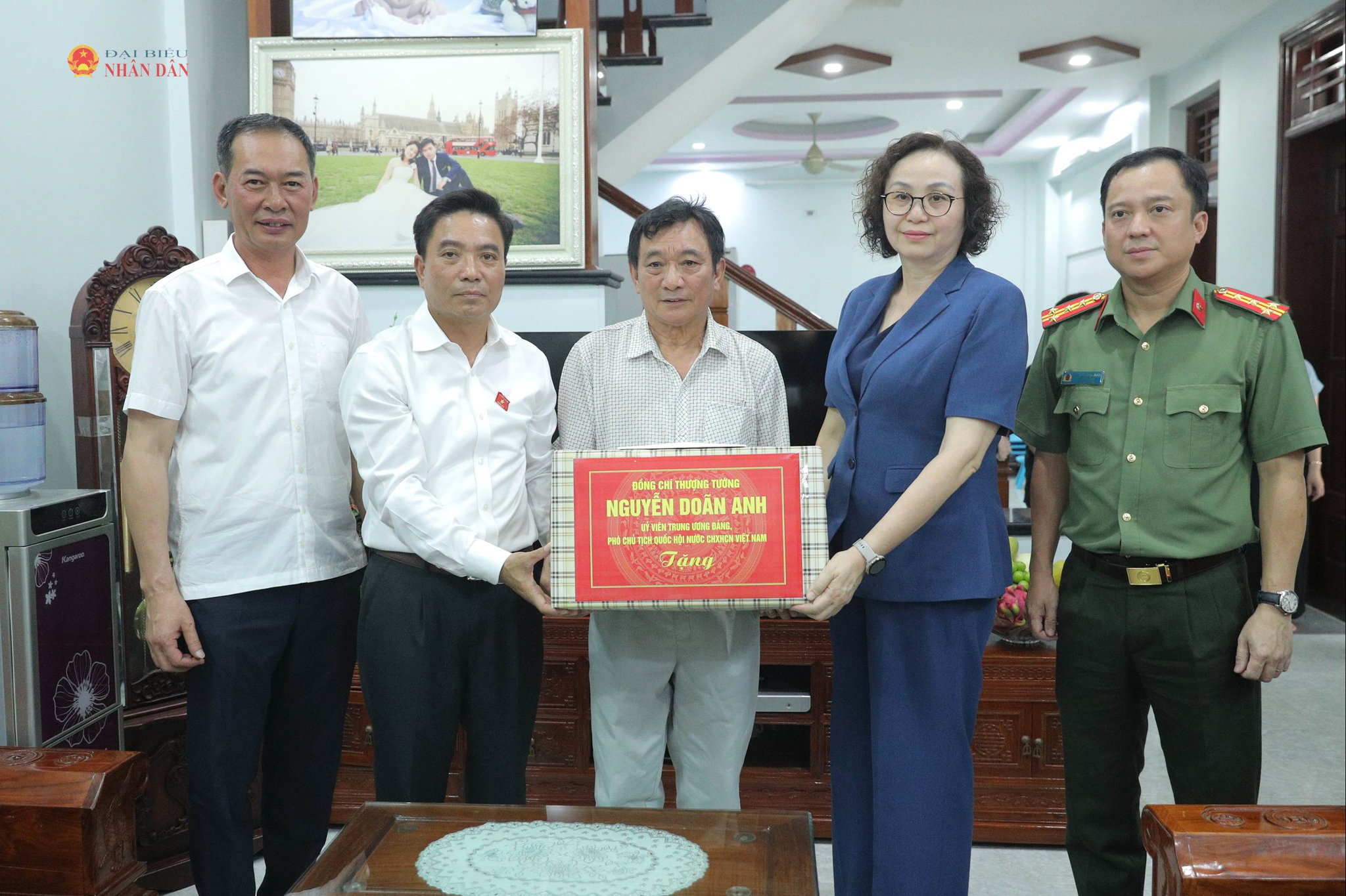 Phó Chủ tịch Quốc hội, Thượng tướng Nguyễn Doãn Anh thăm, tặng quà cho Nguyễn Ngọc Liếu, thương binh 51% 1