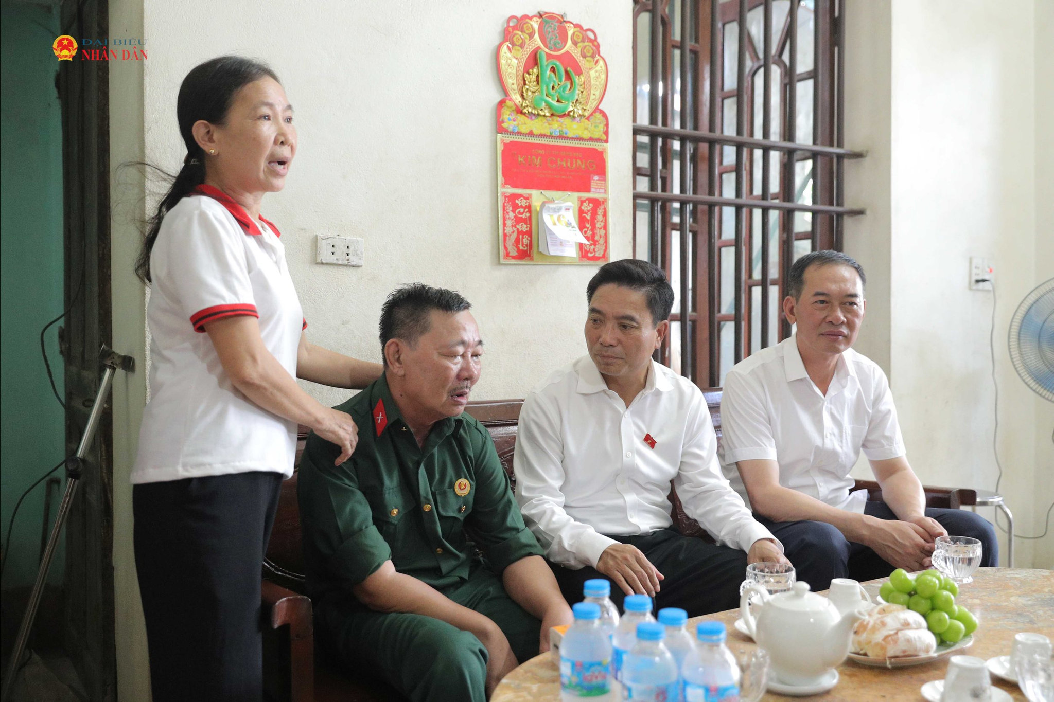 Phó Chủ tịch Quốc hội, Thượng tướng Nguyễn Doãn Anh thăm, tặng quà cho ông Nguyễn hữu Lục, thương binh 81%