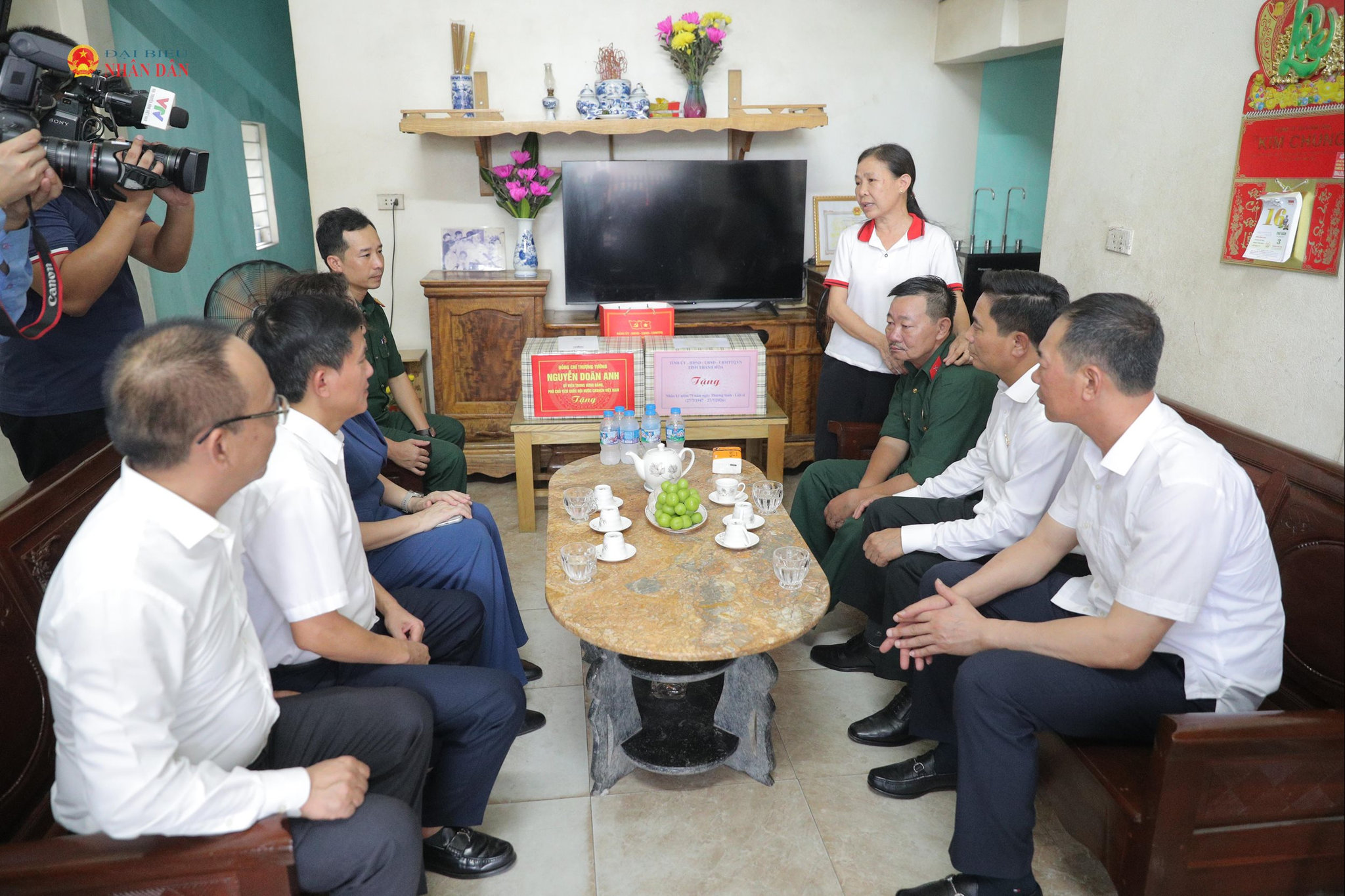 Phó Chủ tịch Quốc hội, Thượng tướng Nguyễn Doãn Anh thăm, tặng quà cho ông Nguyễn hữu Lục, thương binh 81% 1