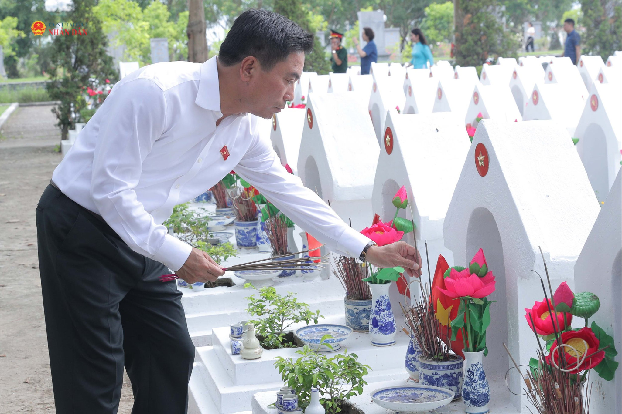 Phó Chủ tịch Quốc hội, Thượng tướng Nguyễn Doãn Anh thắp hương cho các liệt sỹ tại Nghĩa trang liệt sỹ Hàm Rồng (1)