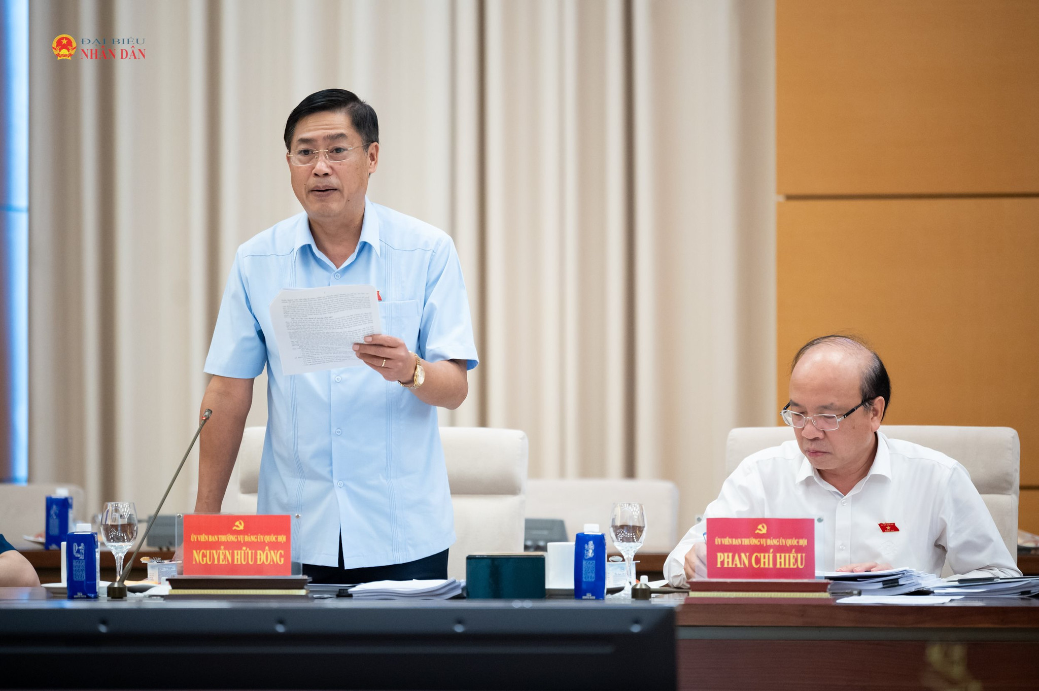 Chủ nhiệm Ủy ban Công tác Đại biểu, Trưởng ban Tổ chức Đảng ủy Quốc hội Nguyễn Hữu Đông trình bày tóm tắt tờ trình