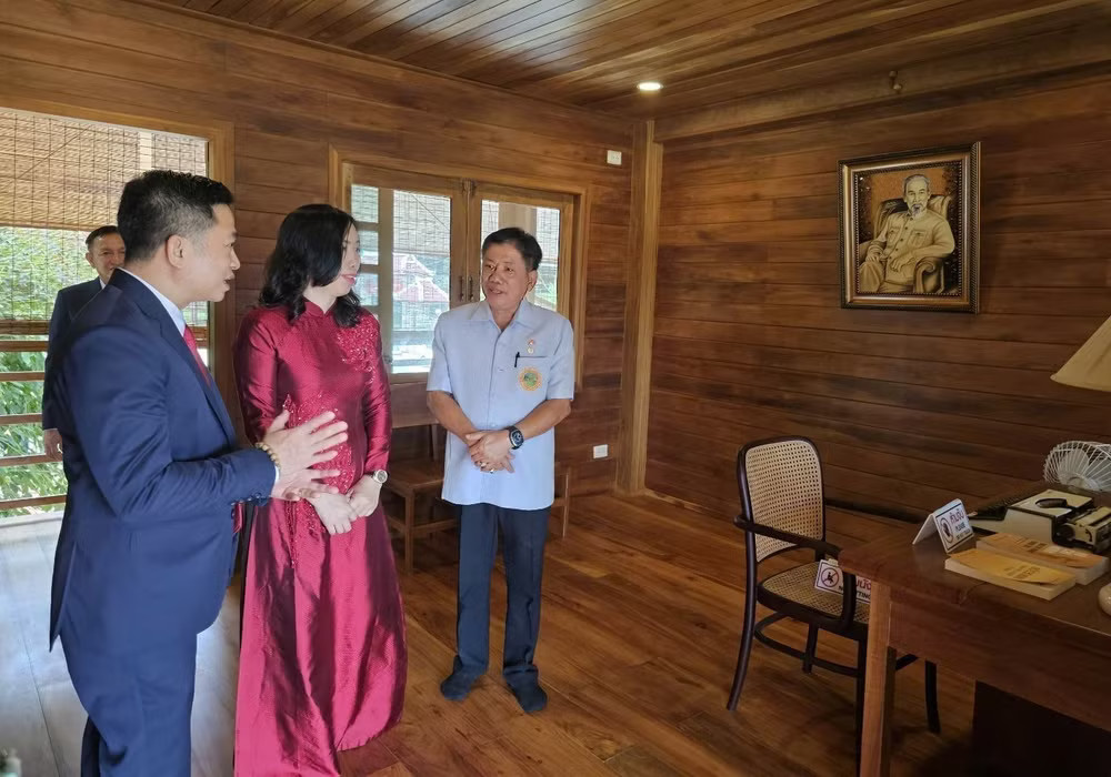 Deputy Minister of Foreign Affairs Le Thi Thu Hang visits Ho Chi Minh Memorial Site in Udon Thani. (Photo published by VNA) thu-truong-ngoai-giao-le-thi-thu-hang-tham-khu-di-tich-chu-tich-ho-chi-minh-tinh-udon-thani-dong-bac-thai-lan-phat.jpg