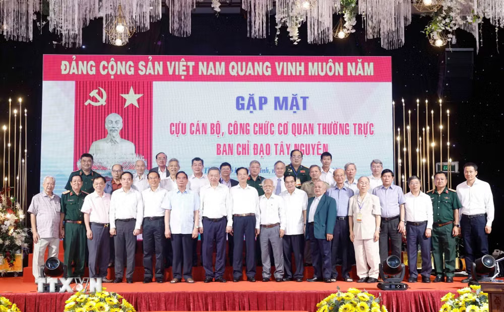 ttxvn-tong-bi-thu-chu-tich-nuoc-gap-mat-cuu-can-bo-cong-chuc-ban-chi-dao-tay-nguyen-3.jpg