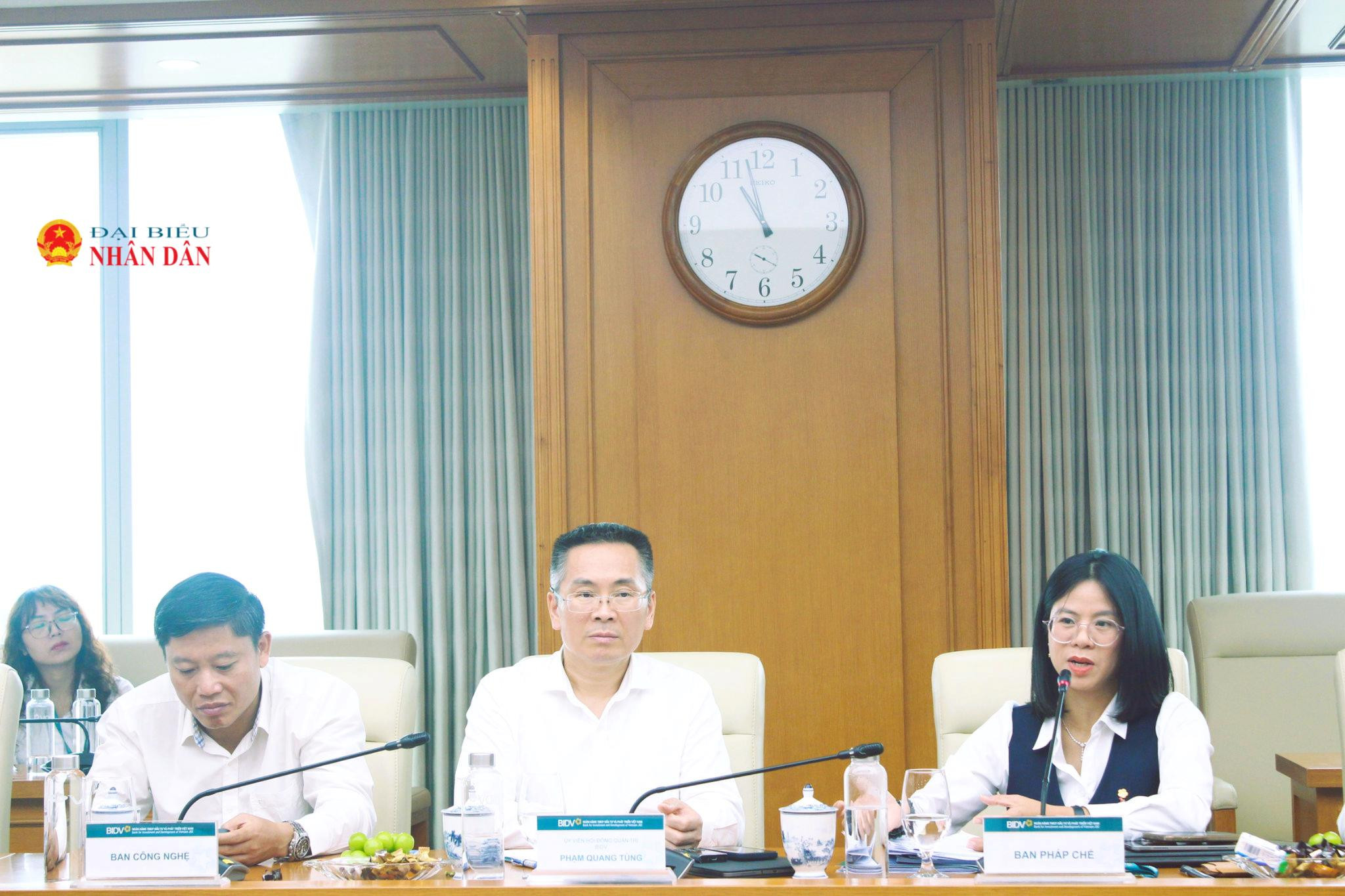 dai-dien-cac-ban-phong-cua-bidv-trao-doi-voi-doan-khao-sat(1).jpg