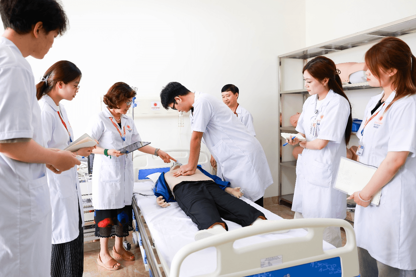 Sinh viên khối Sức khỏe thực hành tại trung tâm tiền lâm sàng ngay tại trường. Ảnh DNU