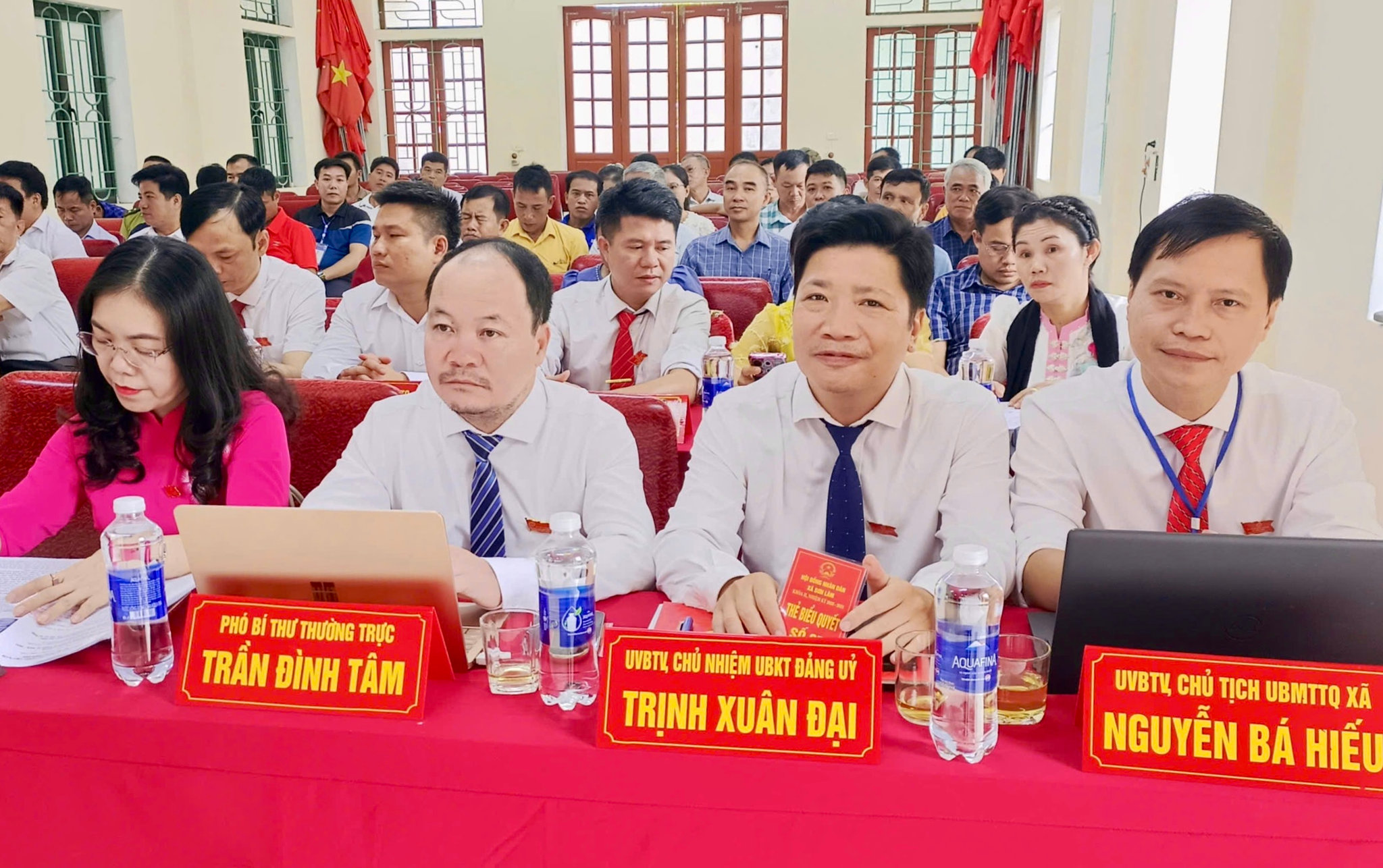 Các đại biểu tham dự Kỳ họp thứ Ba, HĐND xã Sơn Lâm.