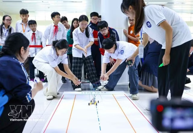 Students test and fine-tune a robot during a STEM competition, reflecting growing interest among young people in science, technology and engineering. (Photo: VNA)