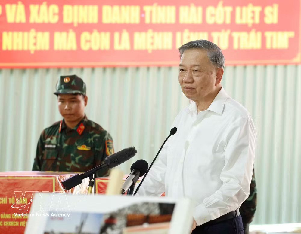 Party General Secretary and State President To Lam speaks at a meeting with personnel participating in the ongoing search and recovery operations at Le Thi Rieng Park. (Photo: VNA) vnanet-tolam2.jpg
