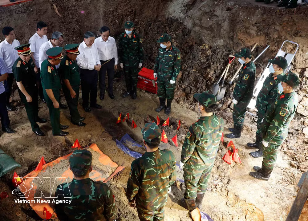Party General Secretary and State President To Lam inspects the search site at Le Thi Rieng Park, where forces are working around the clock to recover the remains of fallen soldiers. (Photo: VNA) vnanet-tolam3.jpg