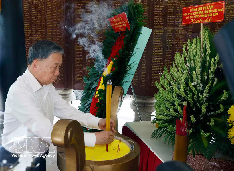 Party General Secretary and State President To Lam offers incense at the memorial stele dedicated to heroic martyrs. (Photo: VNA)