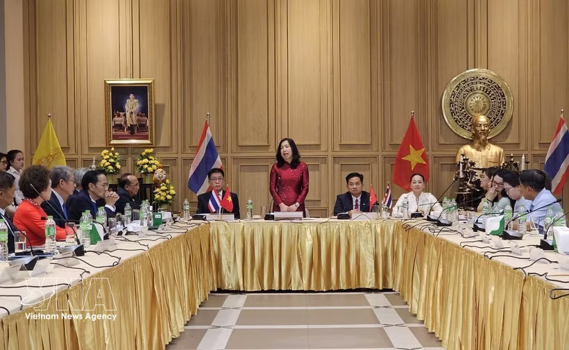 Deputy Minister of Foreign Affairs Le Thi Thu Hang has a working session with Vietnamese associations in Udon Thani province, northeastern Thailand, on July 16. (Photo: VNA)