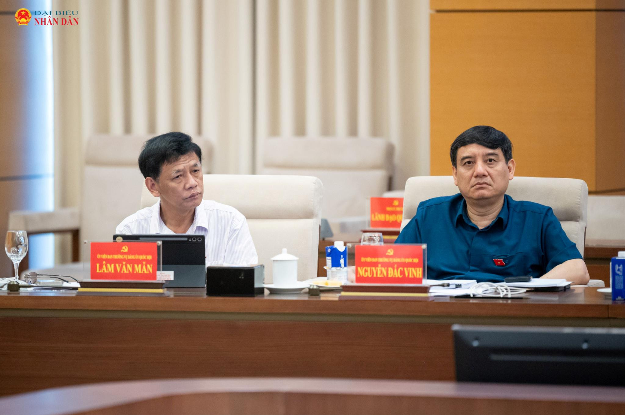 Chủ tịch Hội đồng Dân tộc Lâm Văn Mẫn và Chủ nhiệm Ủy ban Văn hóa và Xã hội Nguyễn Đắc Vinh dự Hội nghị