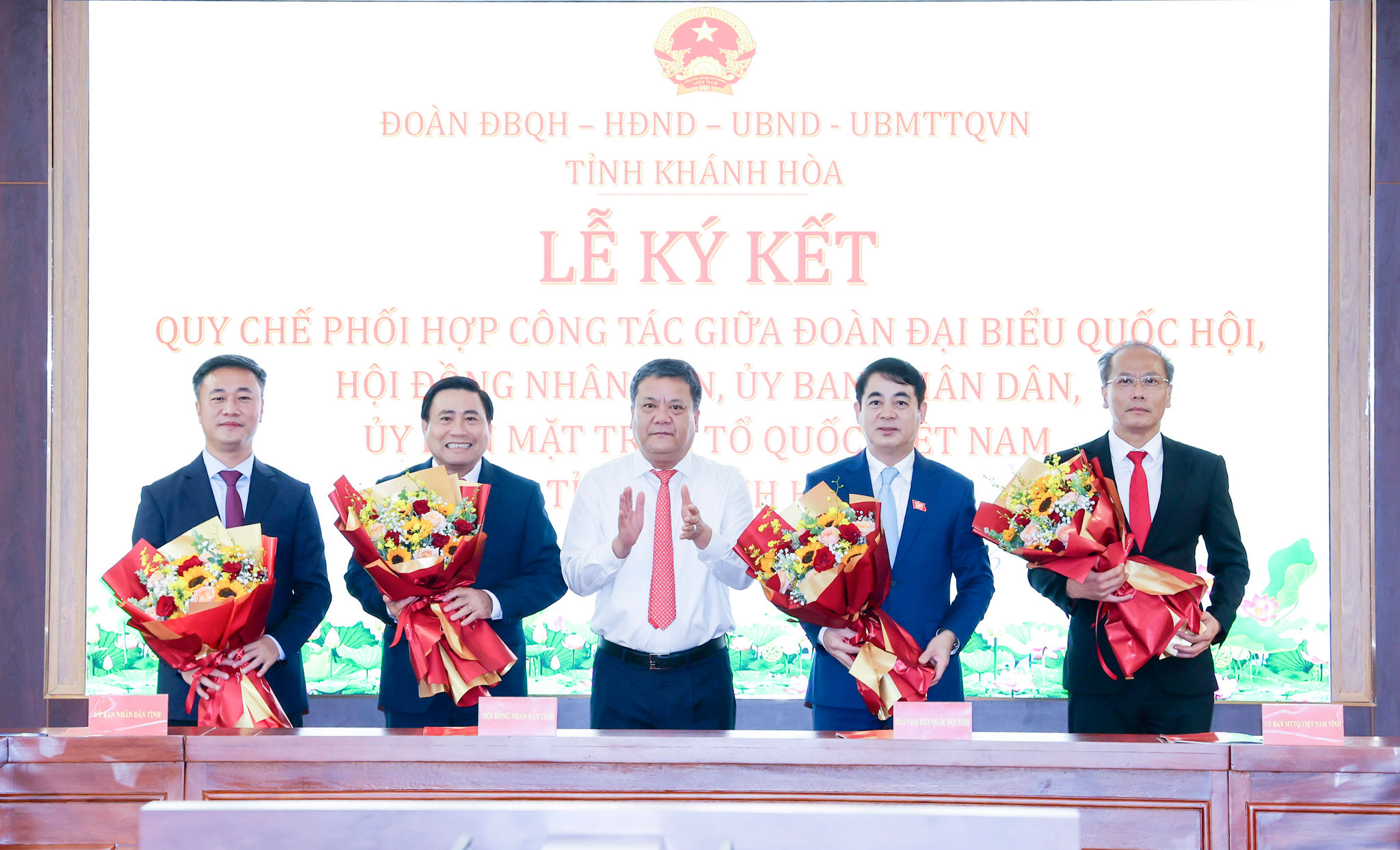 Bí thư Tỉnh ủy Trần Phong tặng hoa chúc mừng lãnh đạo các cơ quan ký kết quy chế phối hợp.