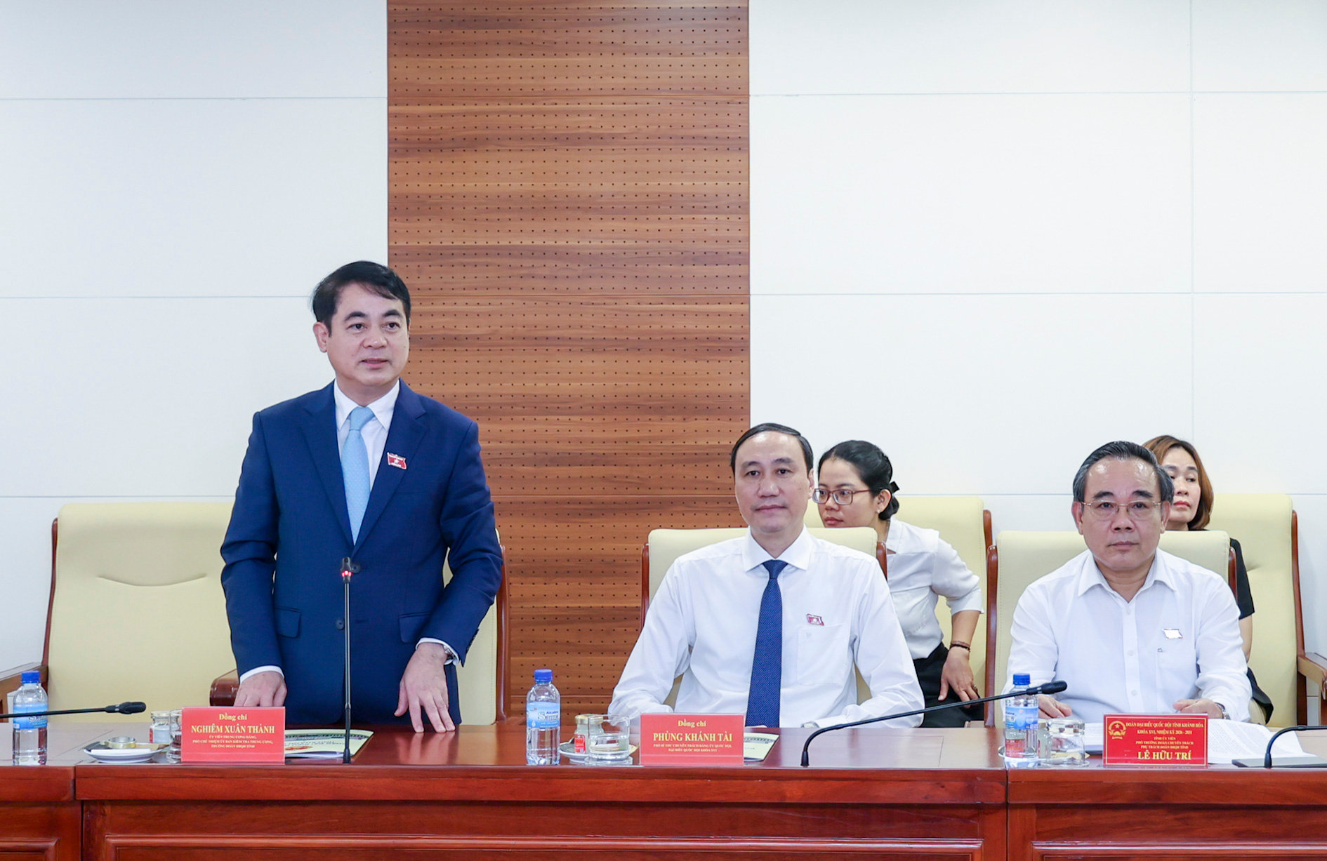 Trưởng Đoàn ĐBQH tỉnh Nghiêm Xuân Thành phát biểu tại hội nghị