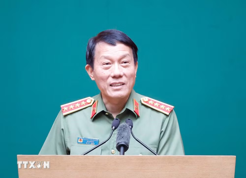 Đại tướng Lương Tam Quang, Ủy viên Bộ Chính trị, Bí thư Đảng ủy Công an Trung ương, Bộ trưởng Bộ Công an phát biểu. (Ảnh: Thống Nhất/TTXVN) ttxvn-tong-bi-thu-chu-tich-nuoc-du-gap-mat-ky-niem-64-nam-ngay-truyen-thong-luc-luong-canh-sat-nhan-dan-8896107.jpg
