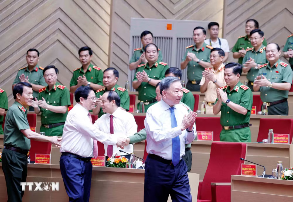 b13f2bd429bd56d2d146a-_ttxvn-tong-bi-thu-chu-tich-nuoc-du-gap-mat-ky-niem-64-nam-ngay-truyen-thong-luc-luong-canh-sat-5.jpg.avif