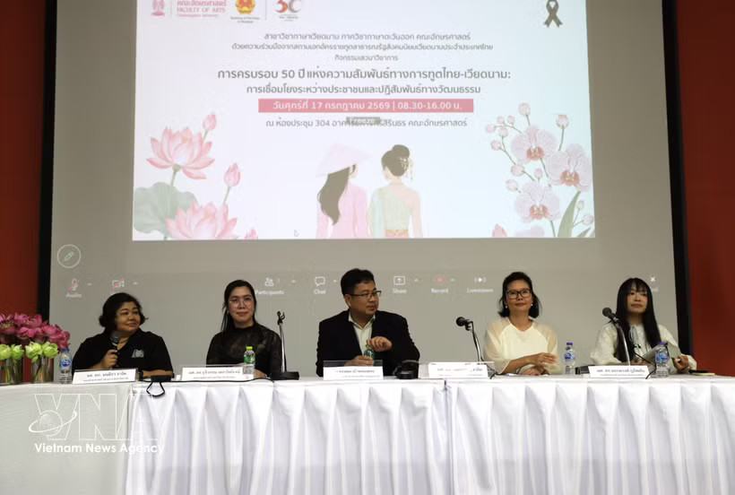 Speakers at a panel discussion on Vietnamese language teaching and learning in Thailand. (Photo: VNA)