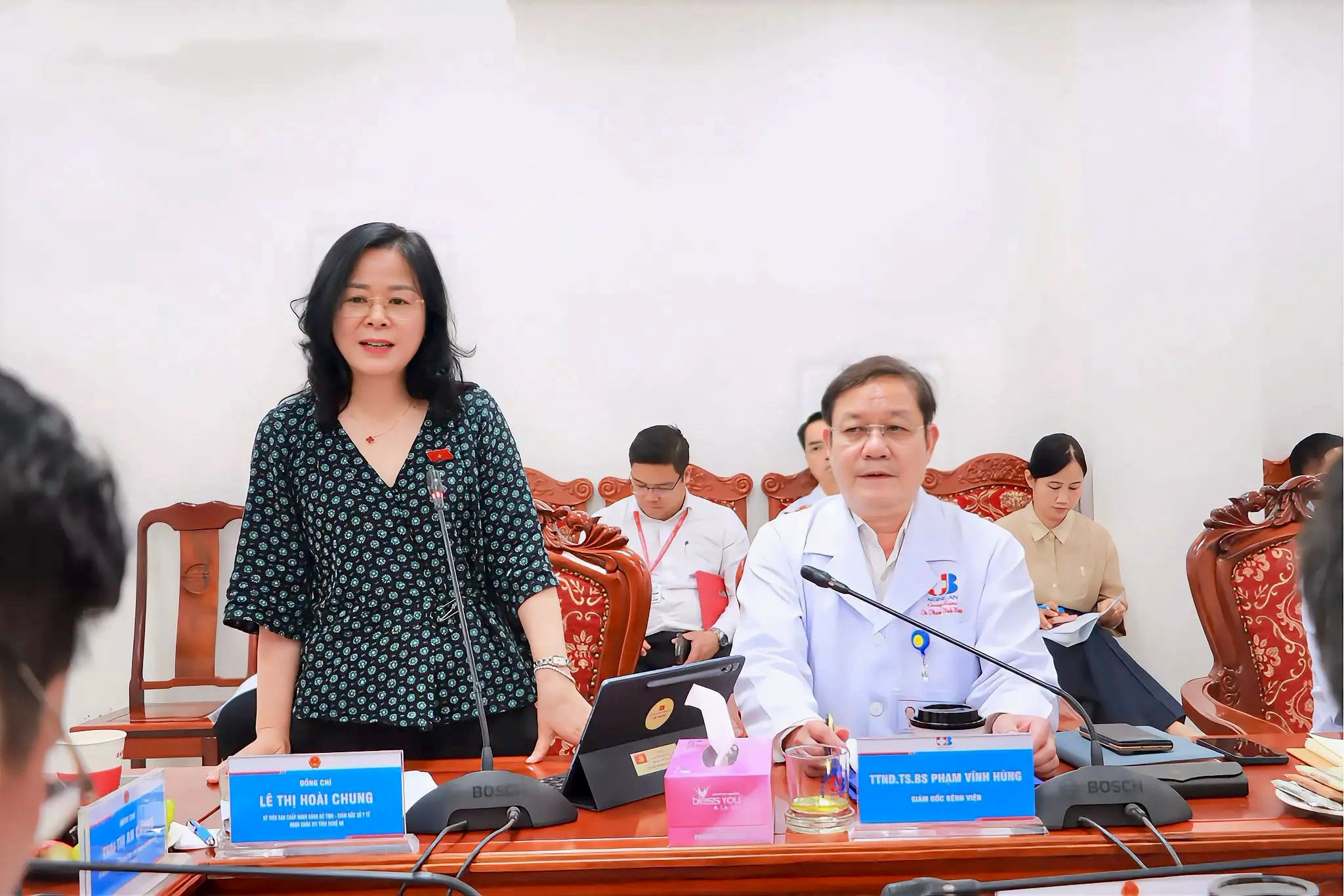 Giám đốc Sở Y tế, ĐBQH tỉnh Nghệ An Lê Thị Hoài Chung phát biểu tại buổi làm việc với Bệnh viện Ung bướu Nghệ An.