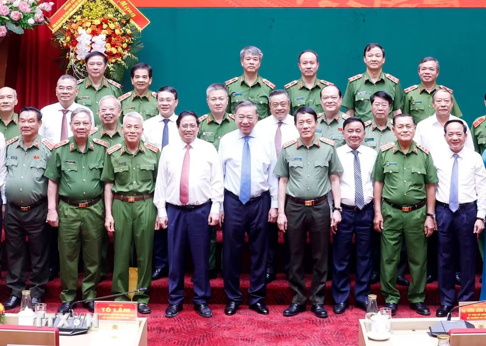 d4ad260c20cb1da3e498-_ttxvn-tong-bi-thu-chu-tich-nuoc-du-gap-mat-ky-niem-64-nam-ngay-truyen-thong-luc-luong-canh-sat-3.jpg.avif