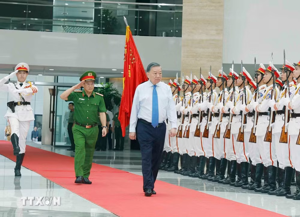 e376c8066823bced6-_ttxvn-tong-bi-thu-chu-tich-nuoc-du-gap-mat-ky-niem-64-nam-ngay-truyen-thong-luc-luong-canh-sat-8.jpg.avif