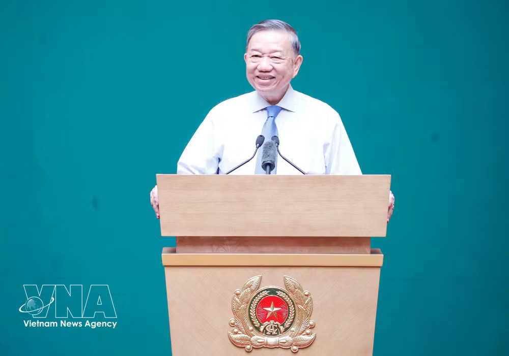 Party General Secretary and State President To Lam addresses the ceremony (Photo: VNA) vnanet-potal-tong-bi-thu-chu-tich-nuoc-du-gap-mat-ky-niem-64-nam-ngay-truyen-thong-luc-luong-canh-sat-nhan-dan-8896105-1.jpg