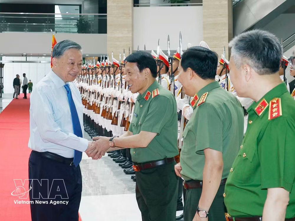Party General Secretary and State President To Lam and delegates to the ceremony (Photo: VNA) vnanet-potal-tong-bi-thu-chu-tich-nuoc-du-gap-mat-ky-niem-64-nam-ngay-truyen-thong-luc-luong-canh-sat-nhan-dan-8896121-1.jpg