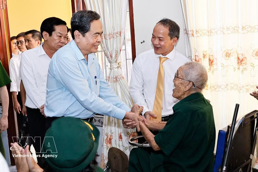 National Assembly Chairman Tran Thanh Man greets a veteran at the Long Dat nursing centre for war invalids and revolution contributors in Long Hai commune, Ho Chi Minh City, on July 19, 2026. (Photo: VNA) 