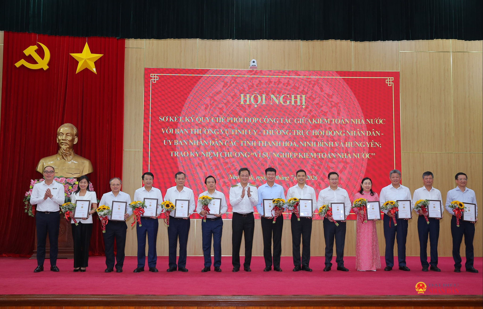 Trao kỷ niệm chương Vì sự nghiệp KTNN