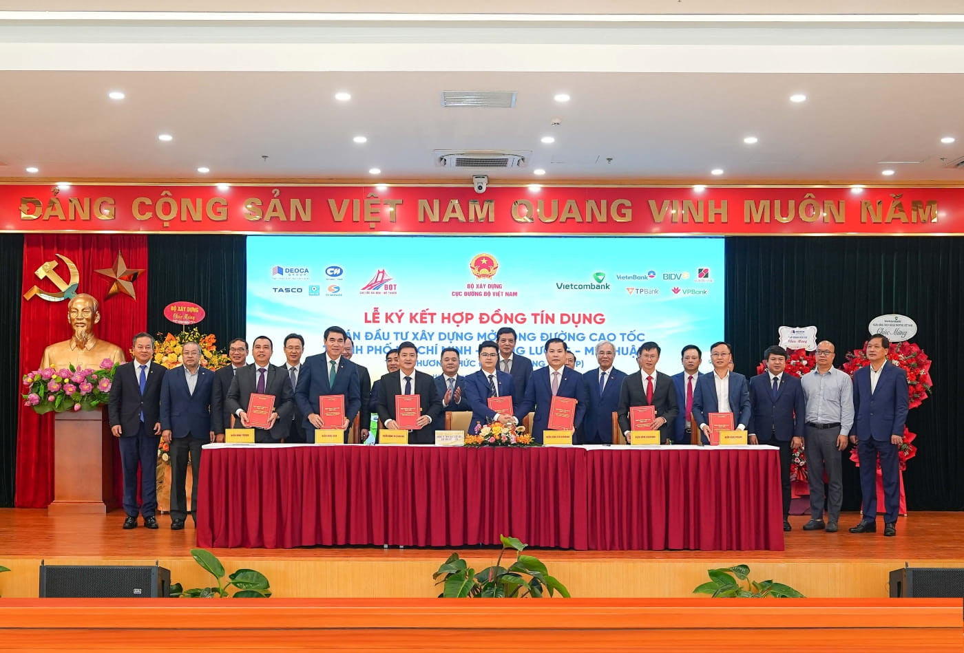 20260716_NDT_VCB Ky Ket DA Mo Rong Cao Toc_2