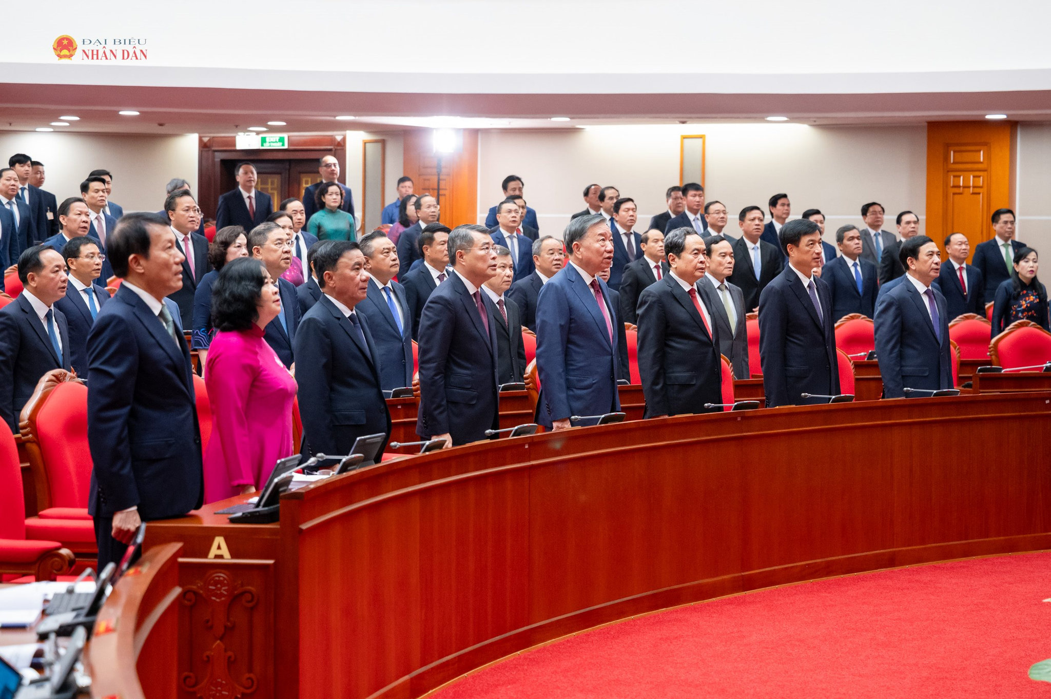 Đại biểu thực hiện nghi lễ chào cờ