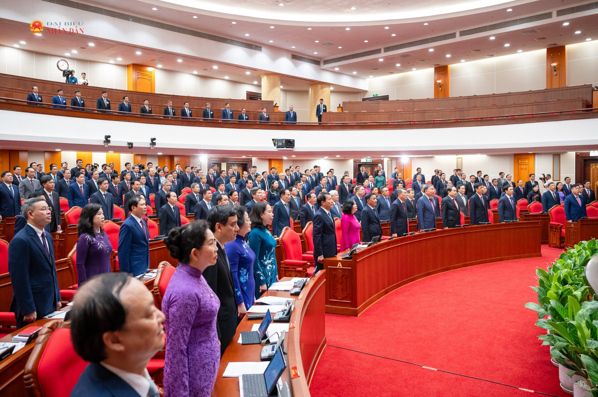 Đại biểu thực hiện nghi lễ chào cờ